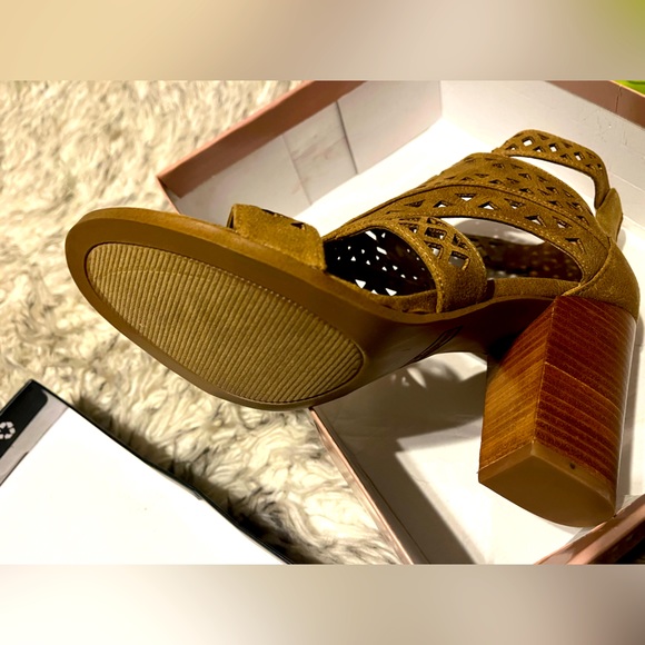 Fergie Vice Sand Heels - Picture 5 of 8